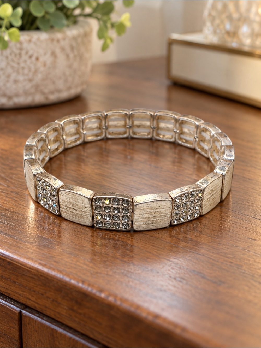 Pomina Silver-Tone Stretch Bracelet with Rhinestone Accent Links. (BN3po)